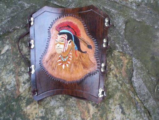 handgefertigter Armschutz mit Punzierung